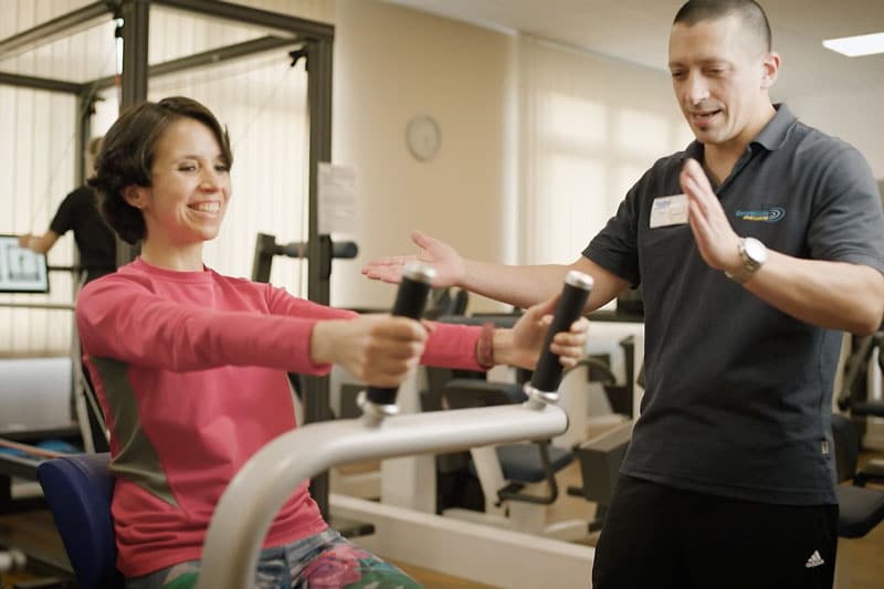 Trainer begleitet das selbstständige Training